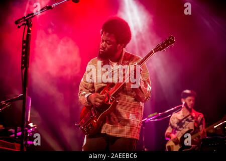 Milano, Italie. 07Th Dec, 2019. Samuel Michael Kiwanuka (né le 3 mai 1987) est un chanteur-compositeur et producteur de disques qui est signé avec Polydor Records. 2012 son premier album est disque d'or Nouveau accueil au Royaume-Uni et son deuxième album, l'amour et la haine, a fait ses débuts en 2016 au numéro un. Il a été en nomination pour de nombreux prix, y compris des Brit Awards, MTV Europe Music Awards, prix du mercure, BBC Music Awards. En janvier 2012, il a remporté le BBC's Sound of 2012. (Photo de Luigi Rizzo/Pacific Press) Credit : Pacific Press Agency/Alamy Live News Banque D'Images