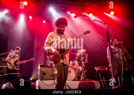 Milano, Italie. 07Th Dec, 2019. Samuel Michael Kiwanuka (né le 3 mai 1987) est un chanteur-compositeur et producteur de disques qui est signé avec Polydor Records. 2012 son premier album est disque d'or Nouveau accueil au Royaume-Uni et son deuxième album, l'amour et la haine, a fait ses débuts en 2016 au numéro un. Il a été en nomination pour de nombreux prix, y compris des Brit Awards, MTV Europe Music Awards, prix du mercure, BBC Music Awards. En janvier 2012, il a remporté le BBC's Sound of 2012. (Photo de Luigi Rizzo/Pacific Press) Credit : Pacific Press Agency/Alamy Live News Banque D'Images