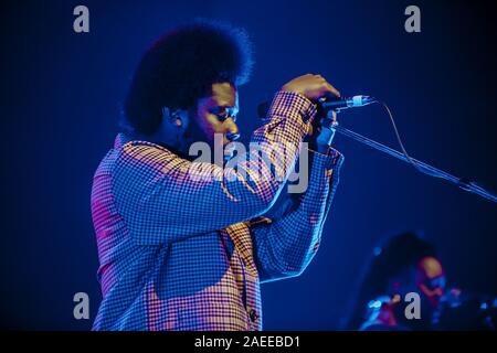 Milano, Italie. 07Th Dec, 2019. Samuel Michael Kiwanuka (né le 3 mai 1987) est un chanteur-compositeur et producteur de disques qui est signé avec Polydor Records. 2012 son premier album est disque d'or Nouveau accueil au Royaume-Uni et son deuxième album, l'amour et la haine, a fait ses débuts en 2016 au numéro un. Il a été en nomination pour de nombreux prix, y compris des Brit Awards, MTV Europe Music Awards, prix du mercure, BBC Music Awards. En janvier 2012, il a remporté le BBC's Sound of 2012. (Photo de Luigi Rizzo/Pacific Press) Credit : Pacific Press Agency/Alamy Live News Banque D'Images