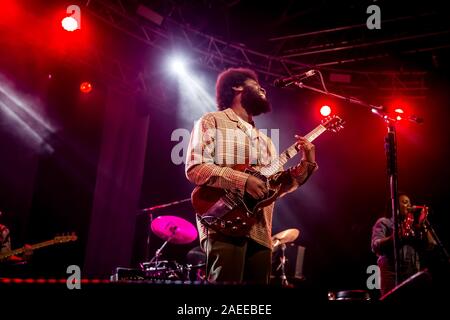 Milano, Italie. 07Th Dec, 2019. Samuel Michael Kiwanuka (né le 3 mai 1987) est un chanteur-compositeur et producteur de disques qui est signé avec Polydor Records. 2012 son premier album est disque d'or Nouveau accueil au Royaume-Uni et son deuxième album, l'amour et la haine, a fait ses débuts en 2016 au numéro un. Il a été en nomination pour de nombreux prix, y compris des Brit Awards, MTV Europe Music Awards, prix du mercure, BBC Music Awards. En janvier 2012, il a remporté le BBC's Sound of 2012. (Photo de Luigi Rizzo/Pacific Press) Credit : Pacific Press Agency/Alamy Live News Banque D'Images