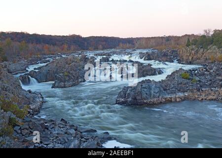 Panorama des Chutes du fleuve Potomac à Great Falls State Park en Virginie, aux États-Unis. Great Falls State Park au coucher du soleil à l'automne, avec des rives rocheuses. Banque D'Images