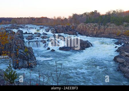 Panorama des Chutes du fleuve Potomac au coucher du soleil à Great Falls State Park en Virginie, aux États-Unis. Great Falls State Park à l'automne, avec des rives rocheuses et de déc Banque D'Images