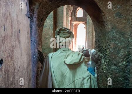 Les chrétiens orthodoxes au célèbre rocher églises à Lalibela, Éthiopie Banque D'Images