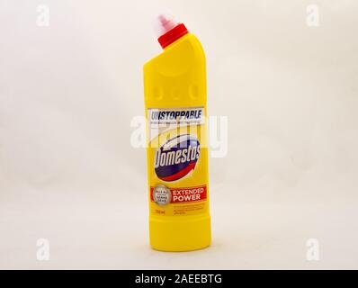 Alberton, Afrique du Sud - une bouteille de nettoyant wc Domestos isolé sur une surface claire image en format horizontal with copy space Banque D'Images