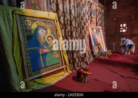 Les chrétiens orthodoxes au célèbre rocher églises à Lalibela, Éthiopie Banque D'Images