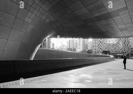 DEC 11, 2015 Séoul, Corée du Sud - conception de Dongdaemun plaza ou DDP de bâtiment architecture moderne en noir et blanc avec entrée métalique tunne Banque D'Images