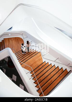DEC 11, 2015 Séoul, Corée du Sud - les gens marcher sur l'escalier en colimaçon de conception Dongdaemun plaza ou DDP moderne gratuit de bâtiment architecture a été conçu Banque D'Images