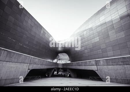 DEC 11, 2015 Séoul, Corée du Sud - conception de Dongdaemun plaza ou DDP de bâtiment architecture moderne en noir et blanc avec entrée métalique tunne Banque D'Images