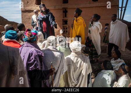 Les chrétiens orthodoxes au célèbre rocher églises à Lalibela, Éthiopie Banque D'Images