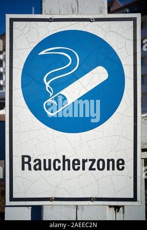 Une affiche avec l'inscription "fumer zone' en face de l'hôpital Banque D'Images