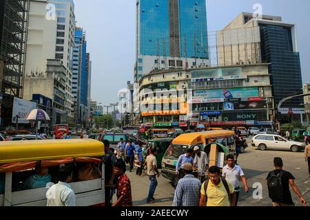 Les piétons traverser une route très fréquentée à Gulshan à Dhaka au péril de leur vie. Dhaka, Bangladesh Banque D'Images