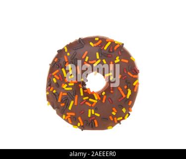 Vue de dessus un donut gâteau au chocolat avec glaçage dépoli candy sprinkles, isolé sur fond blanc. Banque D'Images