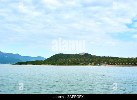 NHA TRANG, VIETNAM - 22 NOVEMBRE 2019 : abris de chaume sur la plage sur l'île d'AJO, député ou Monkey Island, au large de la côte de Nha Trang, Vietnam. Banque D'Images