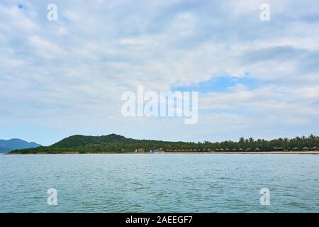 NHA TRANG, VIETNAM - 22 NOVEMBRE 2019 : abris de chaume sur la plage sur l'île d'AJO, député ou Monkey Island, au large de la côte de Nha Trang, Vietnam. Banque D'Images