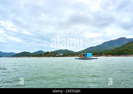 NHA TRANG, VIETNAM - 22 NOVEMBRE 2019 : Cabane flottante fisher sur océan au large de la côte de Nha Trang, Vietnam. Banque D'Images