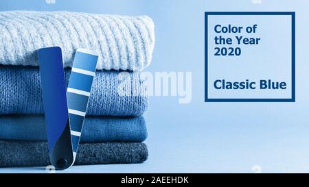 Pile de pulls et colorier palette dans classique bleu 2020 couleur. La couleur de l'année 2020 pour la mode et le concept de l'habillement. Banner Banque D'Images