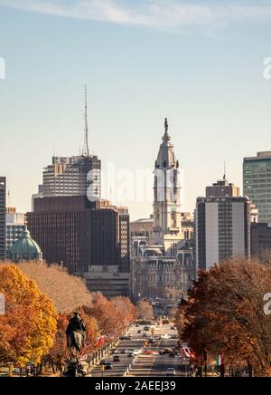 Philadelphie, Pennsylvanie - 26 novembre 2019 : Benjamin Franklin Parkway et le bâtiment historique de l'Hôtel de ville de Philadelphie, Philadelphia Banque D'Images