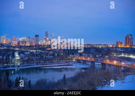 Vue panoramique du centre-ville d'Edmonton, Alberta, Canada. Pris sur un matin de gel au début de décembre. Banque D'Images