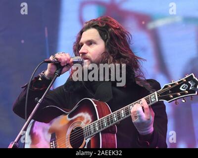 New York, NY - 7 décembre 2019 : Jay Buchanan de Rival Sons effectue pendant le Big Sleep en appel d'un terme à l'Itinérance mondiale à Times Square Banque D'Images