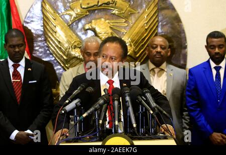 Khartoum. 8e déc, 2019. Premier Ministre soudanais Abdalla Hamdok traite d'une conférence de presse à l'aéroport de Khartoum à son retour de Washington le 8 décembre 2019. Hamdok a dit dimanche que sa récente visite aux États-Unis atteint des progrès dans les efforts pour normaliser les liens entre les deux pays. Credit : Mohamed Khidir/Xinhua/Alamy Live News Banque D'Images