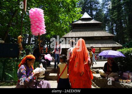 Vendeur de barbe, Temple Hadimba, Manali, Himachal Pradesh, Inde, Asie Banque D'Images