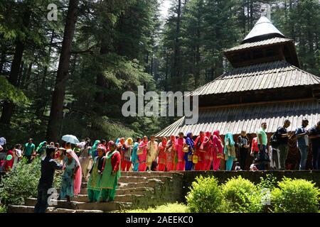 File d'attente, touristes Temple Hadimba, Manali, Himachal Pradesh, Inde, Asie Banque D'Images