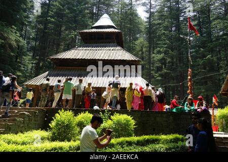 File d'attente, touristes Temple Hadimba, Manali, Himachal Pradesh, Inde, Asie Banque D'Images