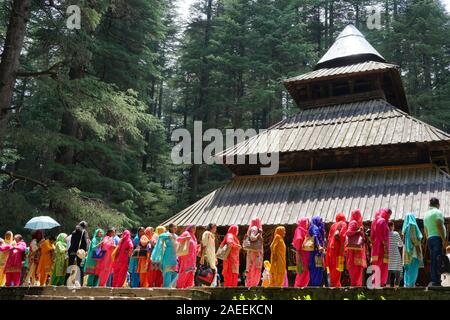 File d'attente, touristes Temple Hadimba, Manali, Himachal Pradesh, Inde, Asie Banque D'Images