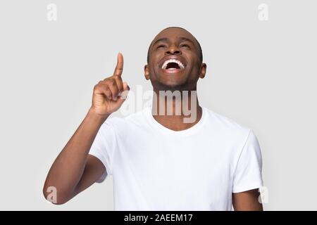 Rire excité African American man pointing finger up Banque D'Images