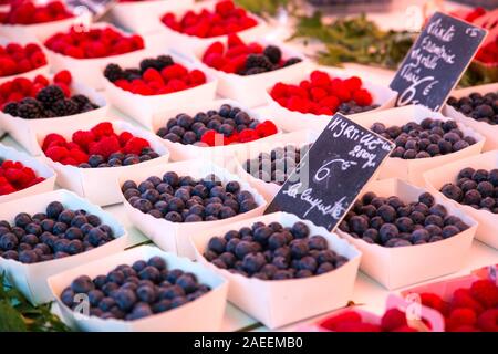 Bleuets et framboises exposés à la vente sur un marché en Provence France Banque D'Images