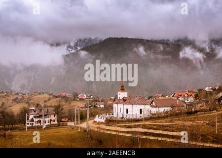 L'automne, paysage de campagne Novembre village de Transylvanie, Roumanie avec l'église de Magura, Bran, Brasov, Banque D'Images