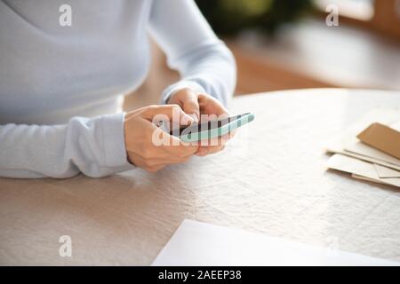Close up of womans mains holding smartphone Banque D'Images