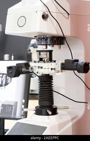 Essais de matériaux avancés. Machines et équipements de laboratoire de matériaux. L'analyse de la microstructure. Test de microdureté. Banque D'Images