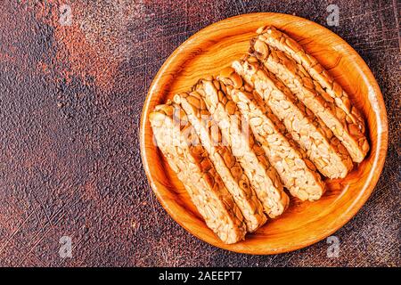 Tranches de tempeh, matières premières alimentaires traditionnel indonésien à base de soja. Banque D'Images