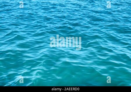 La surface du fond de l'eau de mer bleue Banque D'Images