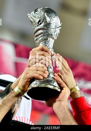 Doha, Qatar. 8e déc, 2019. Les joueurs de Bahreïn tiennent la trophy après avoir remporté la 24e Coupe du Golfe Persique 2019 match final entre Bahreïn et l'Arabie saoudite à Doha, Qatar, le 8 décembre 2019. Credit : Nikku/Xinhua/Alamy Live News Banque D'Images