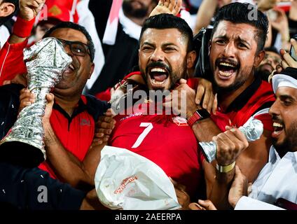 Doha, Qatar. 8e déc, 2019. Le Bahreïn Mohamed Abdulwahab (C) célèbre avec le trophée après avoir remporté la 24e Coupe du Golfe Persique 2019 match final entre Bahreïn et l'Arabie saoudite à Doha, Qatar, le 8 décembre 2019. Credit : Nikku/Xinhua/Alamy Live News Banque D'Images