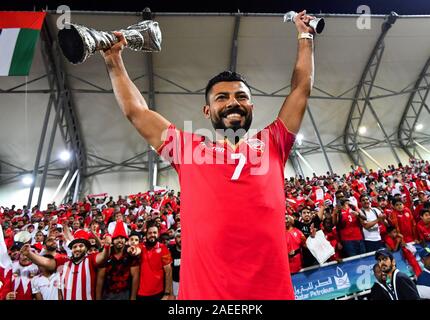 Doha, Qatar. 8e déc, 2019. Le Bahreïn Mohamed Abdulwahab célèbre avec le trophée après avoir remporté la 24e Coupe du Golfe Persique 2019 match final entre Bahreïn et l'Arabie saoudite à Doha, Qatar, le 8 décembre 2019. Credit : Nikku/Xinhua/Alamy Live News Banque D'Images