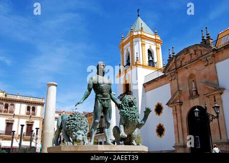 Montrant la fontaine aux lions de l'apprivoisement Hercules Socorro église paroissiale à l'arrière de la Plaza del Socorro, Ronda, Espagne. Banque D'Images