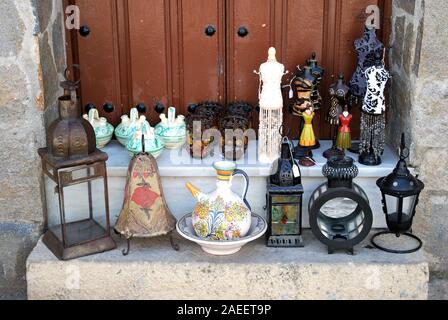 Casseroles et lanternes à vendre à l'extérieur d'une boutique dans la vieille ville, Ronda, Province de Malaga, Andalousie, Espagne, Europe Banque D'Images