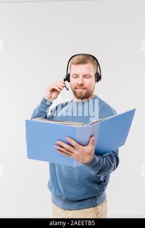 Heureux les jeunes de l'opérateur à la recherche de casque à l'un des documents dans le dossier Banque D'Images