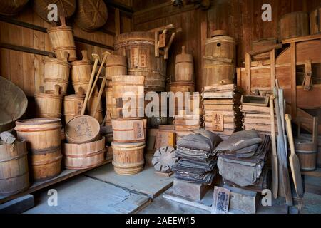 Belle vieille, bois bien faire les contenants, outils à la brasserie de saké Tokun dans la section de l'ère Edo, le Japon Sawara. Banque D'Images