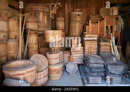 Belle vieille, bois bien faire les contenants, outils à la brasserie de saké Tokun dans la section de l'ère Edo, le Japon Sawara. Banque D'Images