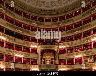 Monde célèbre La Scala (Teatro alla Scala, 1778) - une maison d'opéra à Milan l'intérieur. Banque D'Images