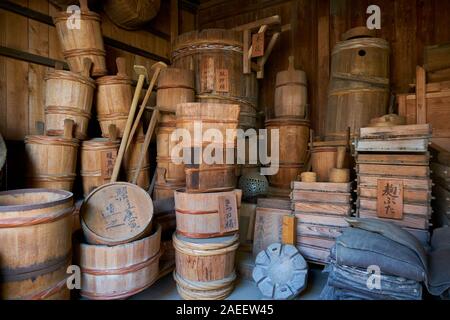 Belle vieille, bois bien faire les contenants, outils à la brasserie de saké Tokun dans la section de l'ère Edo, le Japon Sawara. Banque D'Images