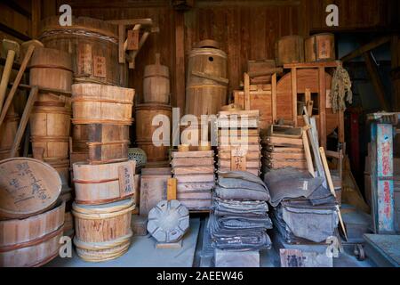 Belle vieille, bois bien faire les contenants, outils à la brasserie de saké Tokun dans la section de l'ère Edo, le Japon Sawara. Banque D'Images