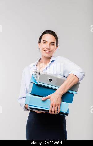Bonne secrétaire comptable ou avec pile de dossiers avec des documents financiers Banque D'Images