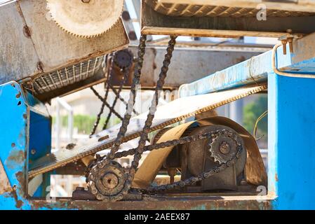 La transmission d'entraînement de la chaîne. Old rusty gears avec Pignon et chaîne Banque D'Images