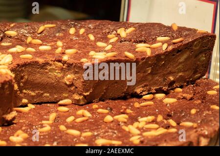 L'hiver savoureux gâteau à la farine de châtaigne, noix de pin et de romarin Banque D'Images