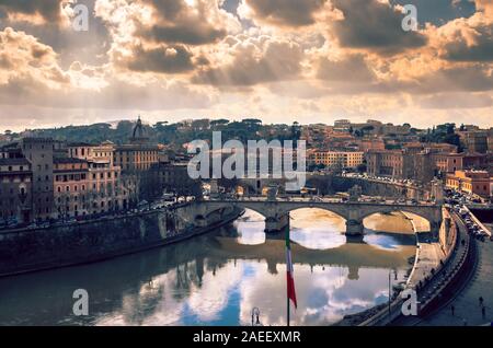 Vue du Castel Sant'Angelo et le Tibre et la ville de Rome. Banque D'Images